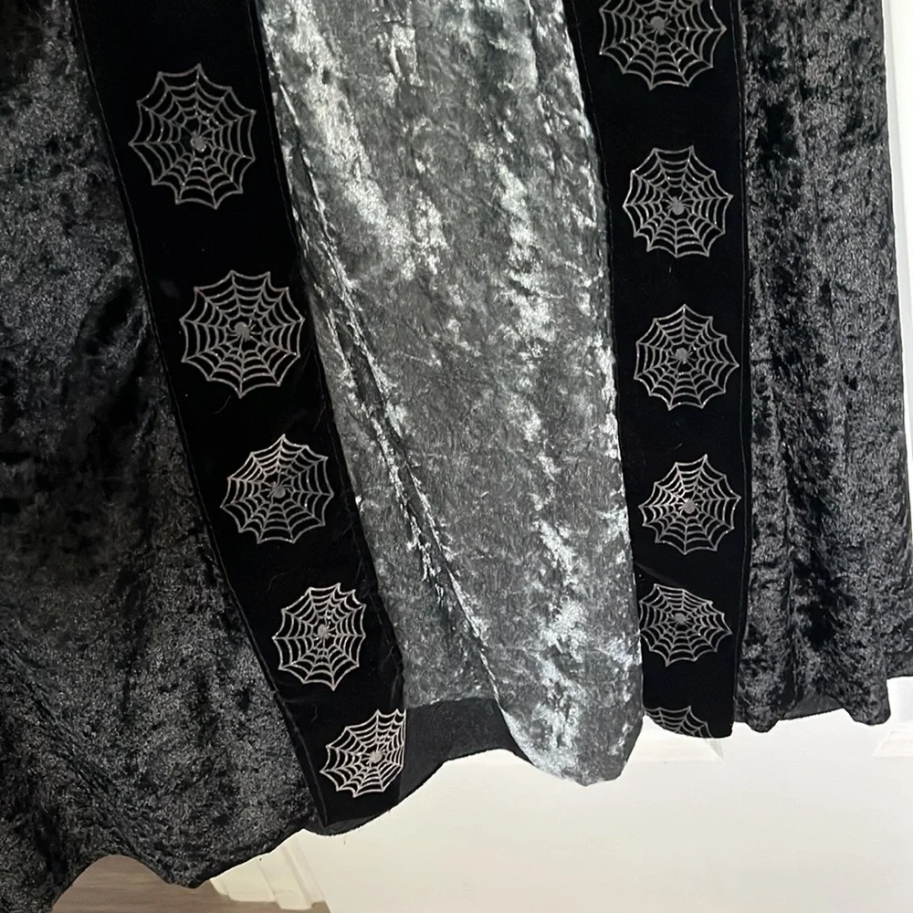 🕷️ WITCH CLOAK/COSTUME 💀 WOMEN’S MEDIUM 👻🎃VELVETY - Picture 10 of 15
